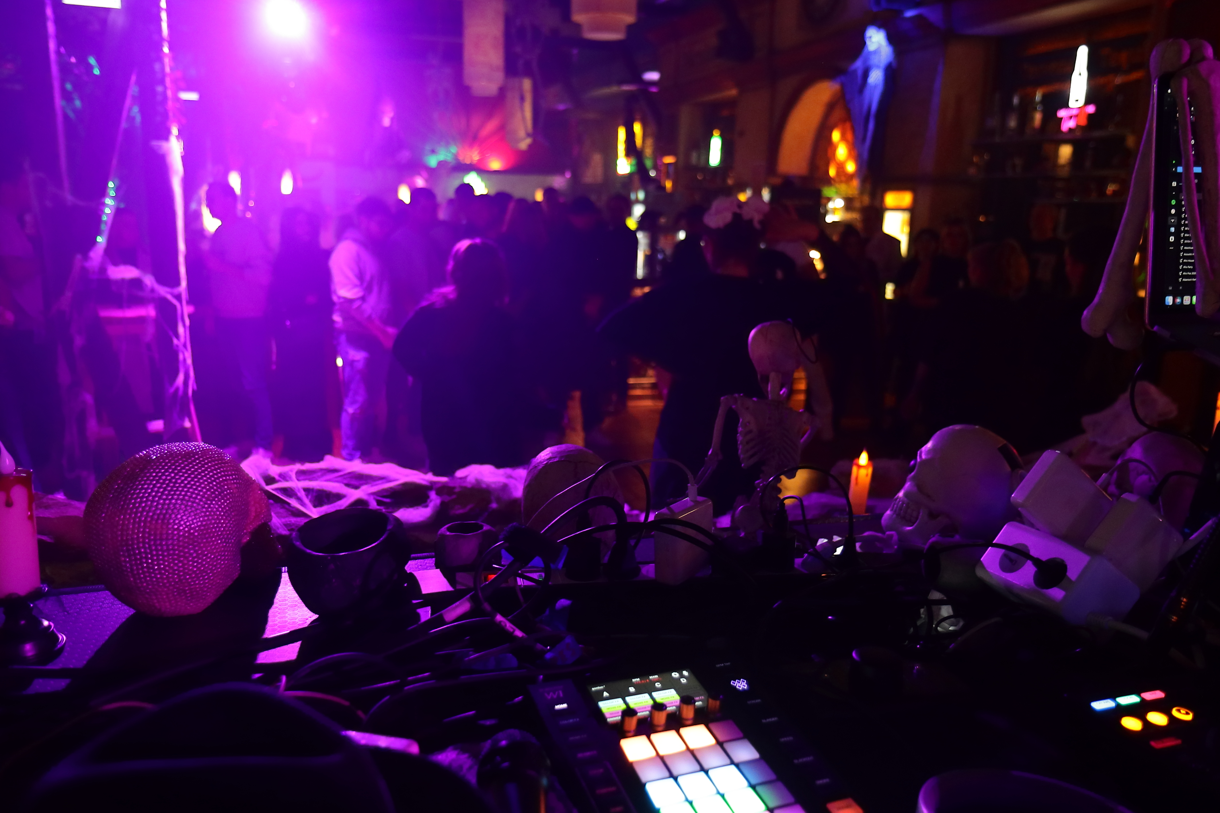 DJ und Crowd Halloween Party